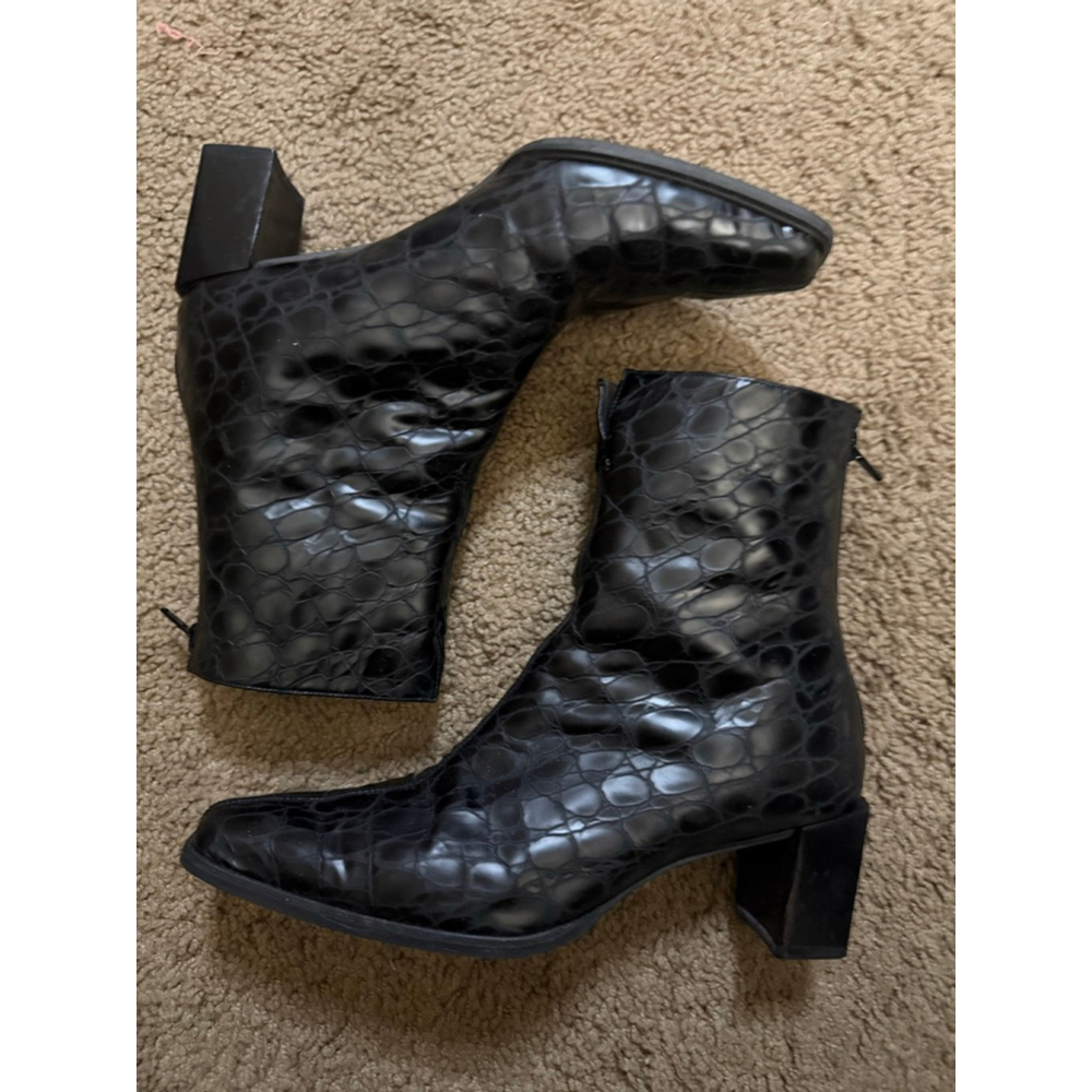 Women's Stuart Weitzman Black Croc Embossed Ankle Boots Size 6.5. IN GREAT CONDI